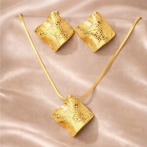 Luxury Gold Geometric Jewelry Set – Pendant Necklace with Matching Earrings